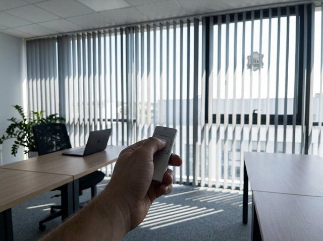 Persianas verticales en tela, PVC y aluminio en A Coruña - Imagen 1